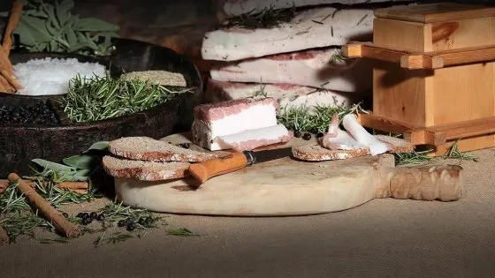 Quattro aromi, sale e un contenitore di legno: ecco la magia del lardo di Arnad