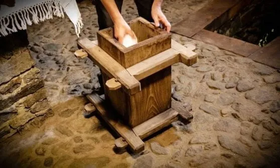 Quattro aromi, sale e un contenitore di legno: ecco la magia del lardo di Arnad