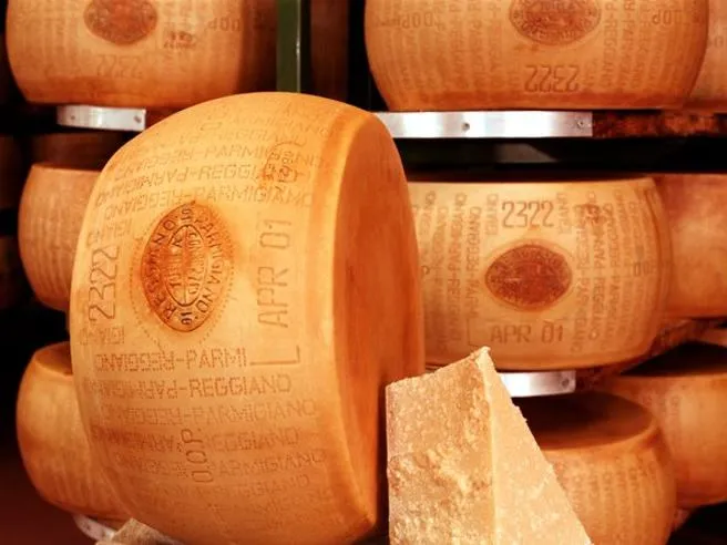 La guerra del Consorzio Parmigiano Reggiano al «parmesan»: depositato il ricorso contro Kraft