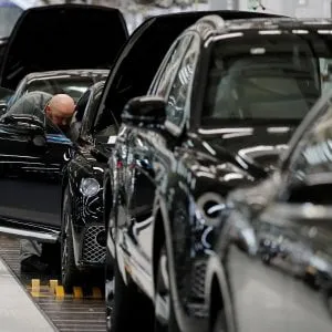 Auto, in 20 anni dimezzato il numero di veicoli prodotti in Italia