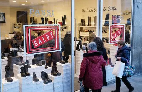 Saldi: shopping per 2 italiani su 3