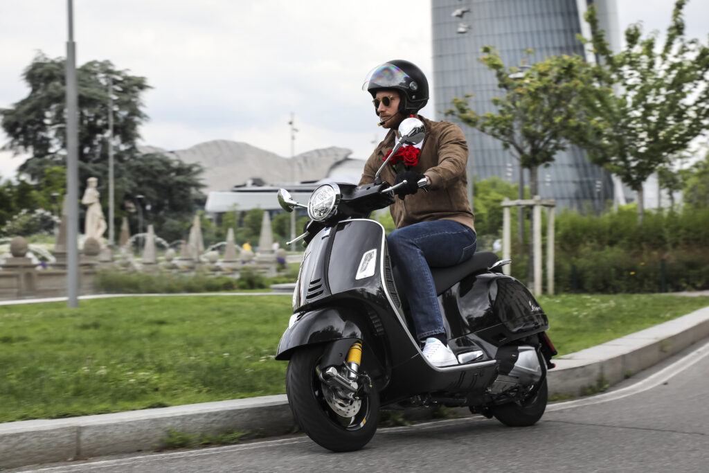 Vespa GTS Super με δώρο αξεσουάρ