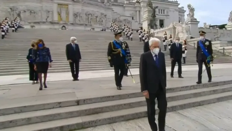 2 giugno, Mattarella all’Altare della Patria. «Grati a chi ha sacrificato la vita»