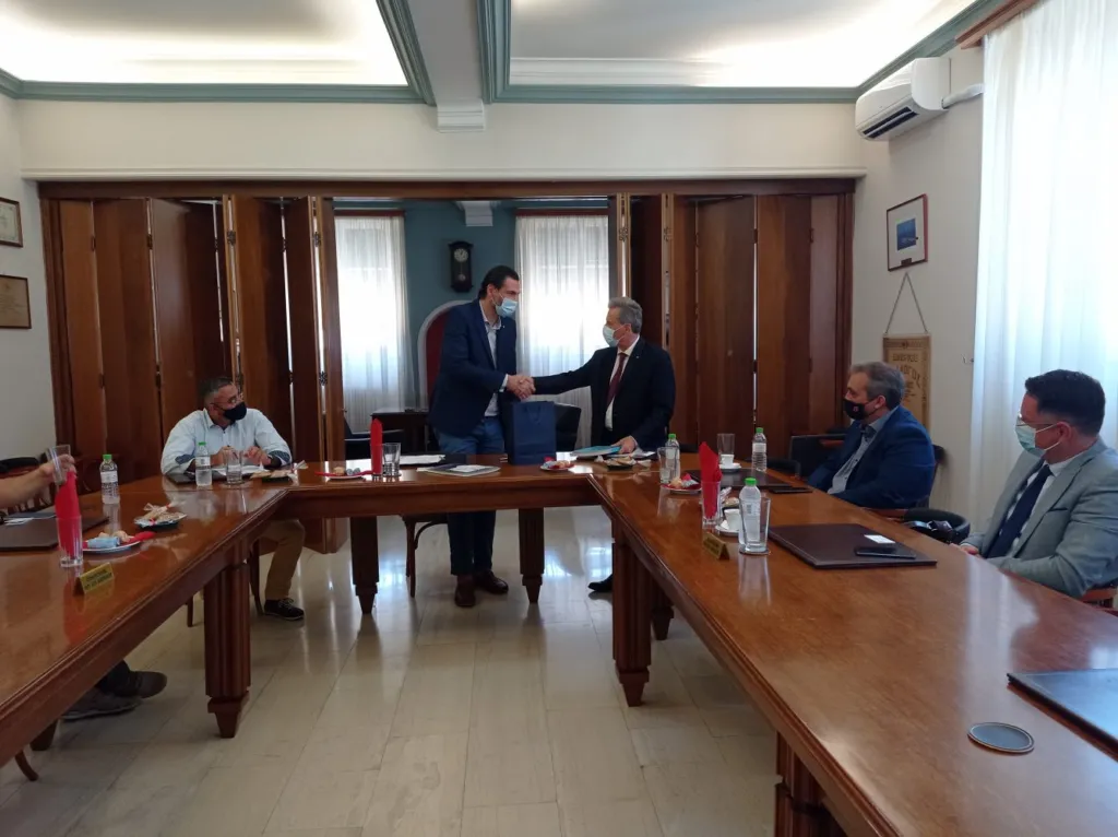 Firma di un memorandum di  collaborazione tra l’Associazione Commerciale del Pireo e l’Associazione dei Rappresentanti e Distributori Commerciali del Pireo con la Camera di Commercio Italo-Ellenica  di Atene.
