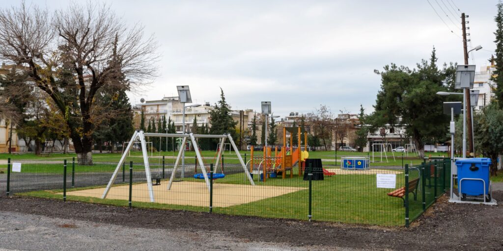 Ο Όμιλος ΕΛΛΗΝΙΚΑ ΠΕΤΡΕΛΑΙΑ κατασκεύασε τρεις πλήρως προσβάσιμες Παιδικές Χαρές με στοιχεία ΑΠΕ, για παιδιά με ειδικές ανάγκες