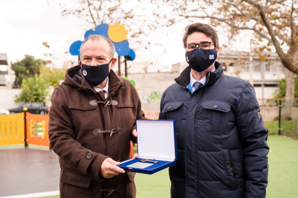 Ο Όμιλος ΕΛΛΗΝΙΚΑ ΠΕΤΡΕΛΑΙΑ κατασκεύασε τρεις πλήρως προσβάσιμες Παιδικές Χαρές με στοιχεία ΑΠΕ, για παιδιά με ειδικές ανάγκες