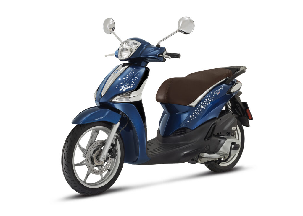 ΤΟ PIAGGIO LIBERTY ΝΤΥΝΕΤΑΙ BACI PERUGINA ΓΙΑ ΤΟΝ ΕΟΡΤΑΣΜΟ ΤΗΣ 100ΣΤΗΣ ΕΠΕΤΕΙΟΥ ΤΗΣ