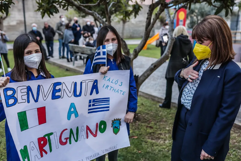 La Camera di Commercio italo-ellenica di Atene, al fianco degli ellenofoni del Sud Italia, rende onore a S.E. la Presidente della Repubblica Ellenica.