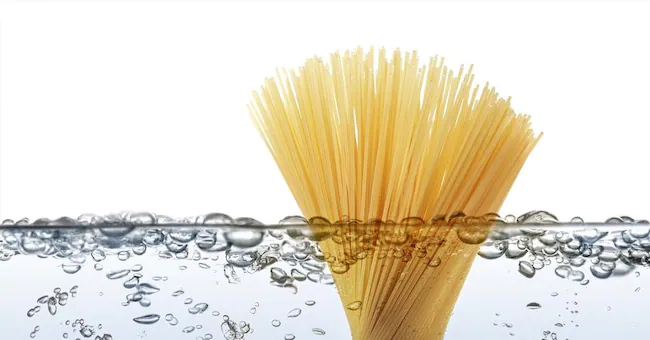 Fuoco spento e meno acqua: così si riduce (molto) l’energia per cuocere la pasta