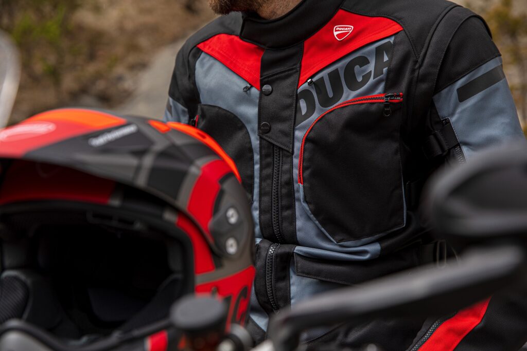 Άνεση, ασφάλεια και τεχνογνωσία από την Ducati:  Η νέα συλλογή ρουχισμού του 2023 είναι εδώ, με νέα, μοντέρνα αλλά  και διαχρονικά σχέδια