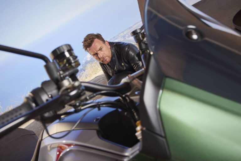 EWAN MCGREGOR KAI MOTO GUZZI ΞΑΝΑ ΜΑΖΙ, ΓΡΑΦΟΝΤΑΣ ΕΝΑ ΝΕΟ ΚΕΦΑΛΑΙΟ ΜΙΑΣ ΔΕΚΑΕΤΟΥΣ ΙΣΤΟΡΙΑΣ