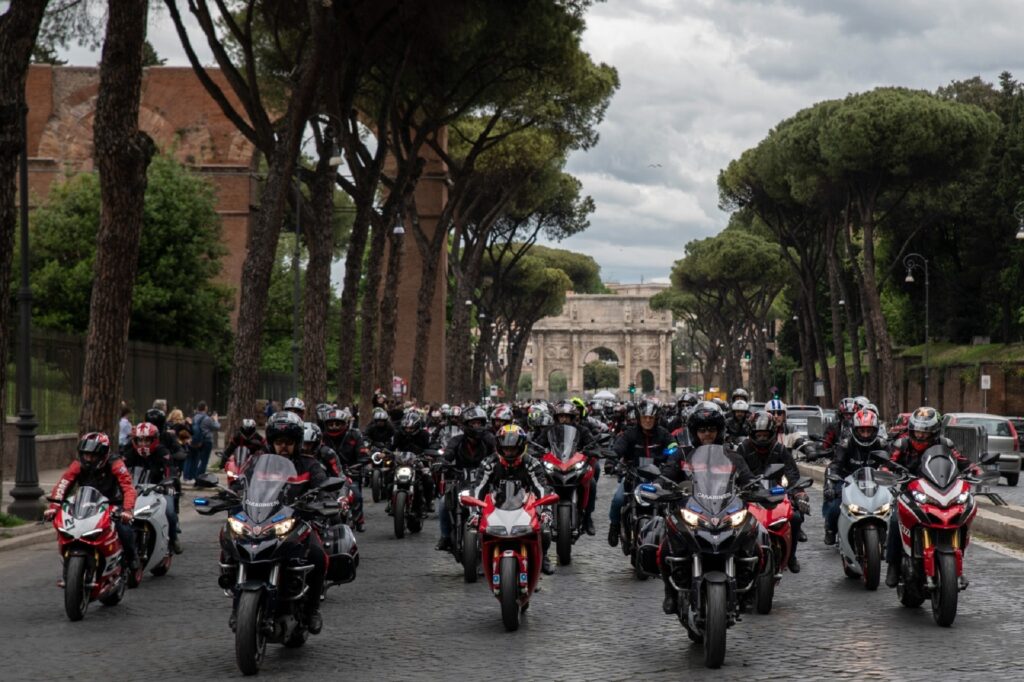 Ducatisti από όλο τον κόσμο ζεσταίνουν τους κινητήρες τους για τo “We Ride As One”