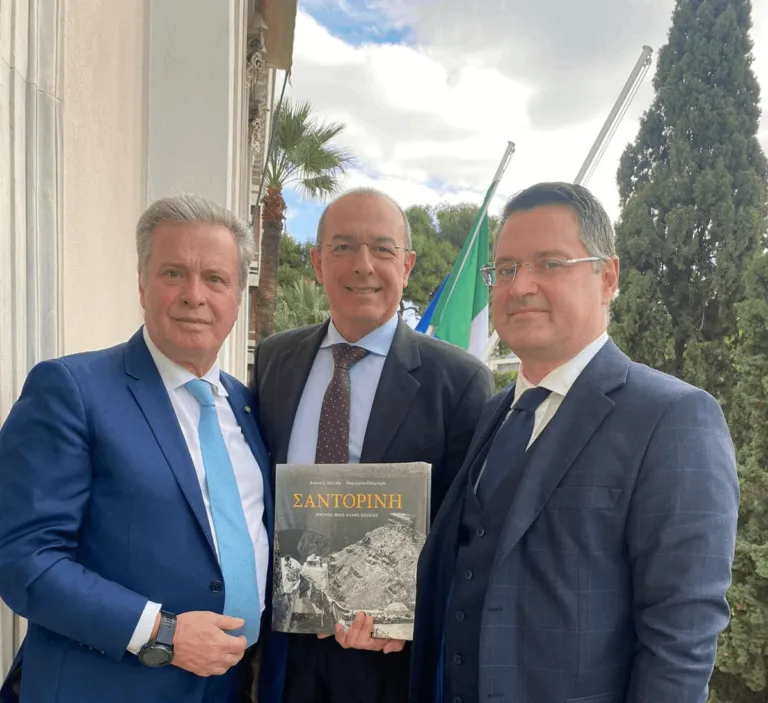 Incontro dell’Ambasciatore Cuculi con il Presidente Yannis Tsamichas e il Segretario Generale Panagiotis Vamvakaris della Camera di Commercio Italo – Ellenica di Atene per discutere la cooperazione economico-commerciale tra Italia e Grecia e il suo ulteriore rafforzamento.