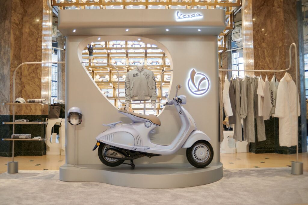 Vespa 946 Snake: Η κομψότητα του πάγου σε περιορισμένη έκδοση για το νέο μοντέλο Vespa αφιερωμένο στο έτος του Φιδιού