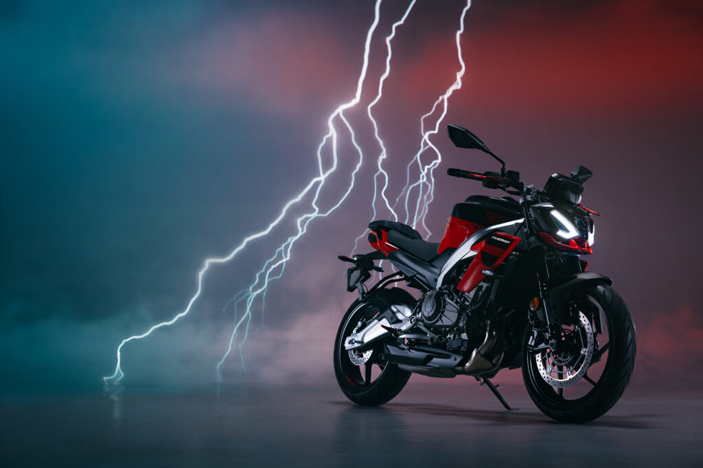 Η APRILIA TUONO 457 ΚΑΙ Η MOTO GUZZI V7 SPORT ΣΕ ΠΡΟΠΑΡΑΓΓΕΛΙΑ