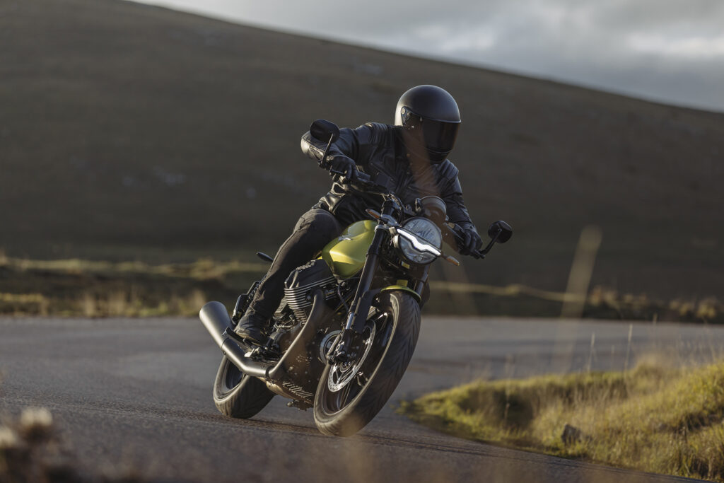 Η APRILIA TUONO 457 ΚΑΙ Η MOTO GUZZI V7 SPORT ΣΕ ΠΡΟΠΑΡΑΓΓΕΛΙΑ