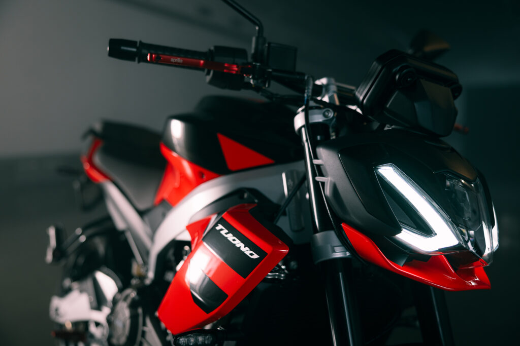 Η APRILIA TUONO 457 ΚΑΙ Η MOTO GUZZI V7 SPORT ΣΕ ΠΡΟΠΑΡΑΓΓΕΛΙΑ