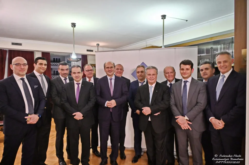 Μέλη και προσκεκλημένοι σε εκδήλωση του Επιμελητηρίου