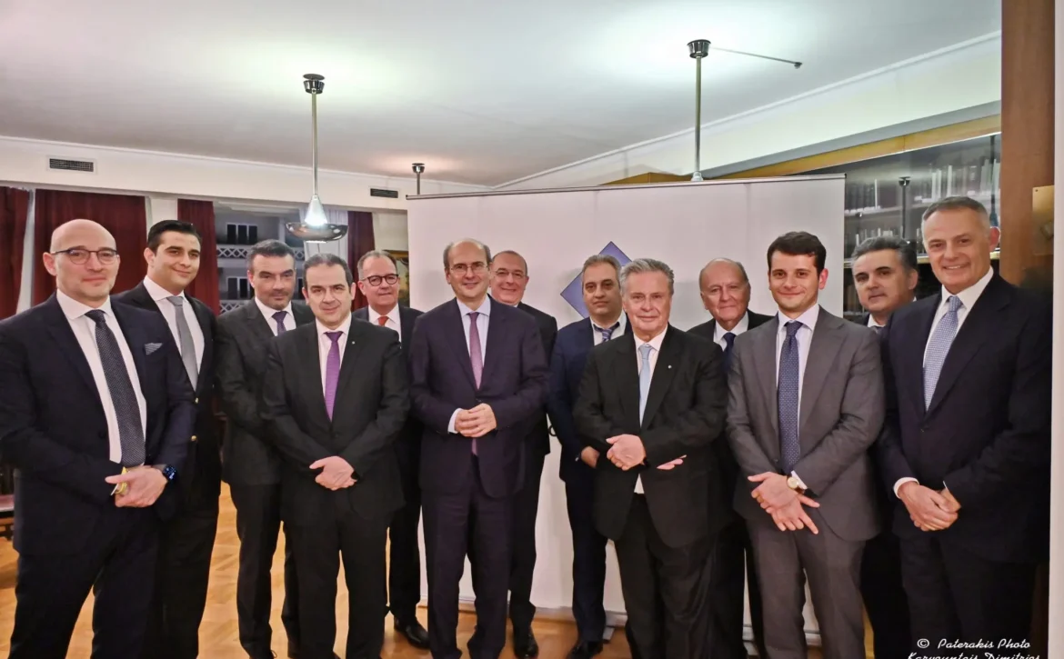 Μέλη και προσκεκλημένοι σε εκδήλωση του Επιμελητηρίου